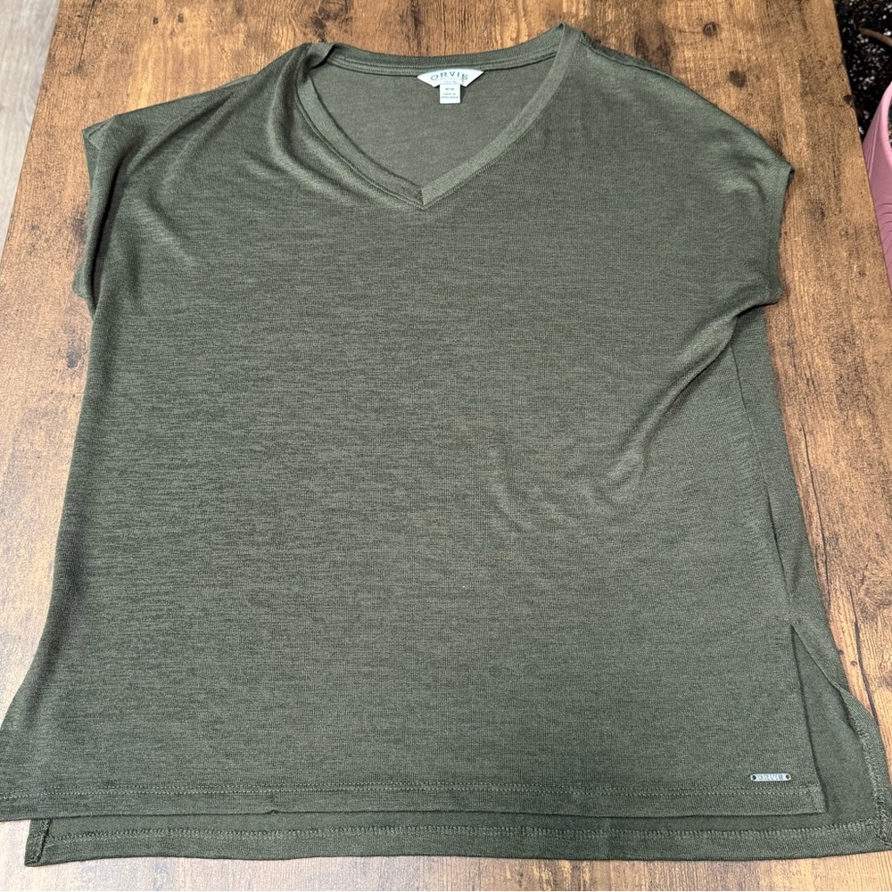 Orvis Classic Collection Women’s Medium Olive Green V-Neck Side Slit Tee